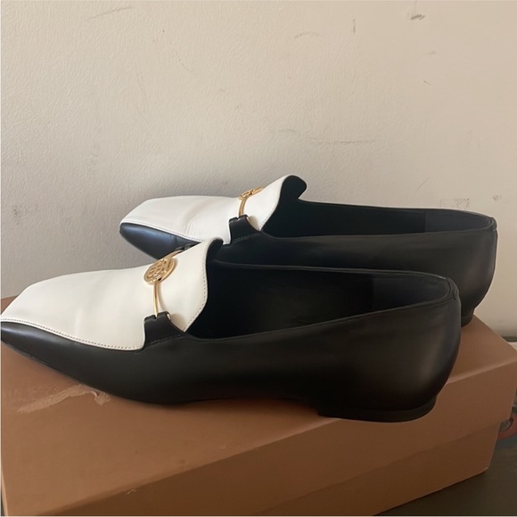 NIB , Auth Burberry Black & white Calf tuxedo GORGEOUS 🎉  Flats Loafer’s  ❤️ - Picture 6 of 14